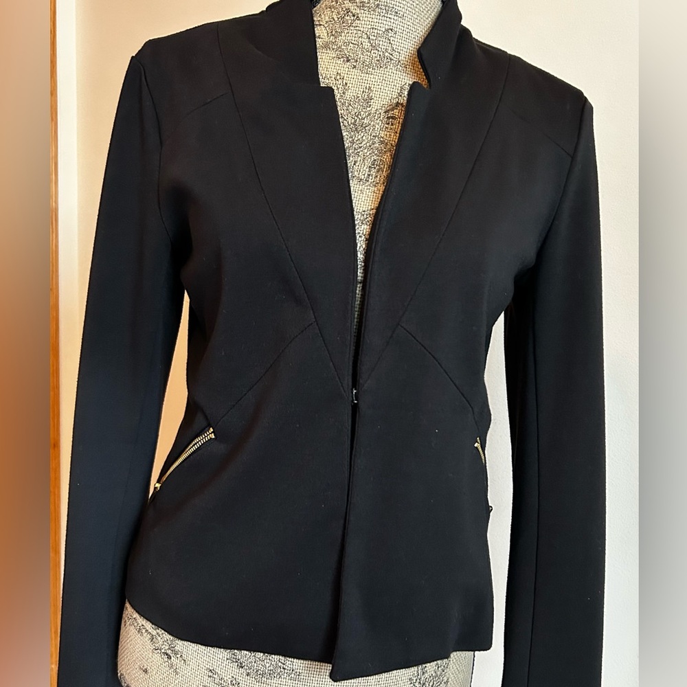 Ellen Tracy notched collar navy blazer, size small with gold zipper pockets.